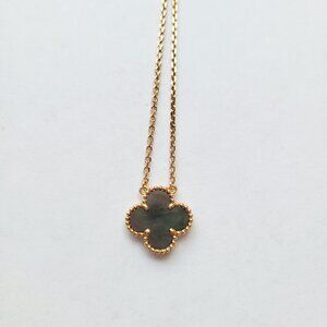 Necklace in natural grey mother of pearl